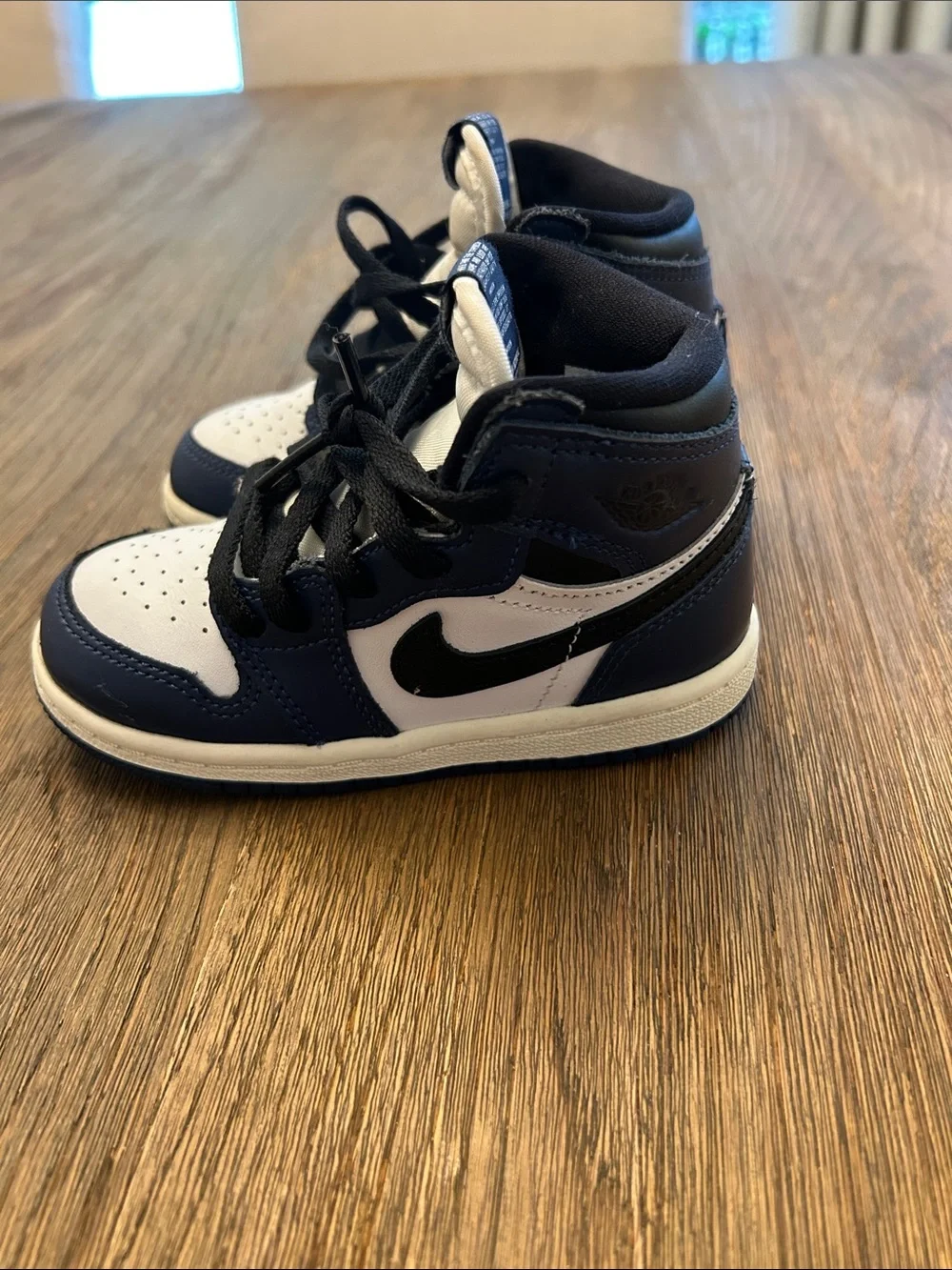 Kids Air Jordan 1 Retro High OG “midnight navy” size 8C